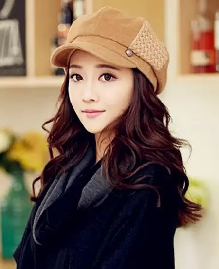 冬季戴帽子发型扎法,戴帽子发型这样搞温暖又好看