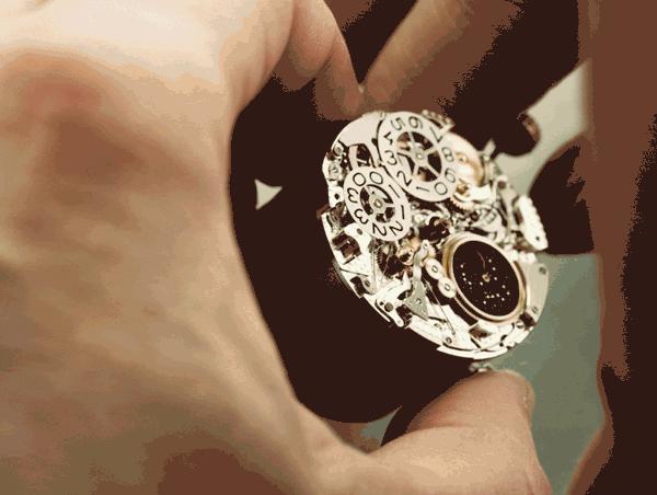 他能让钟表“起死回生”!对话全国劳模汤维新