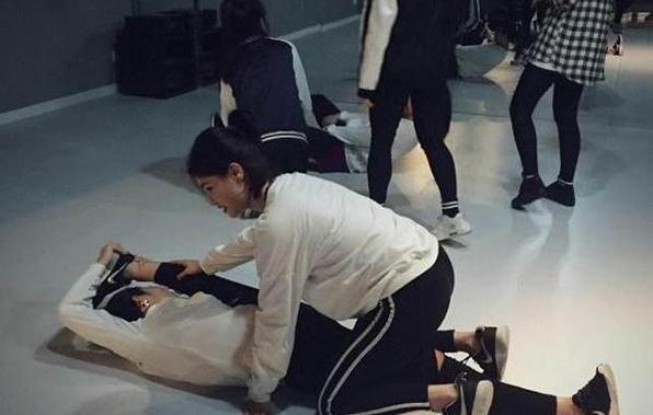 教练运动员在旁边热身,教练的手放哪呢