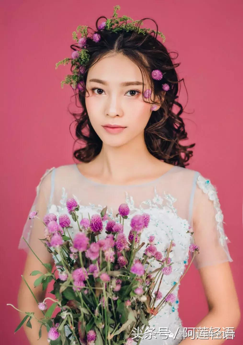 临沂这家店订购婚纱礼就赠送婚礼跟妆！还有定制充电宝赠送哦