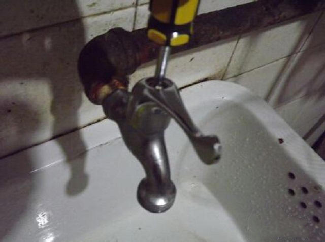 厨房双开关水龙头滴水怎么维修,老式水龙头滴水维修的最佳方法