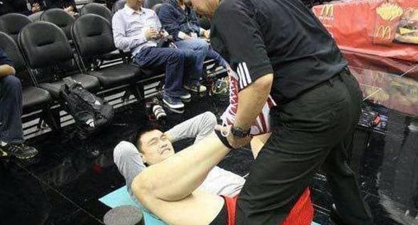 教练运动员在旁边热身,教练的手放哪呢