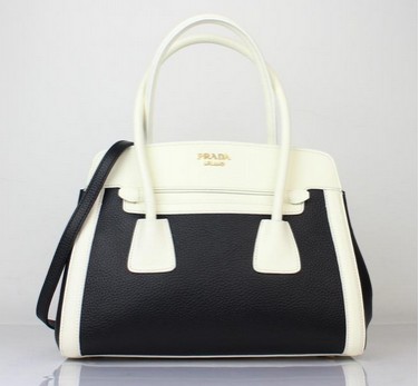 普拉达cleo腋下包真假对比,普拉达的包包怎么鉴别真假