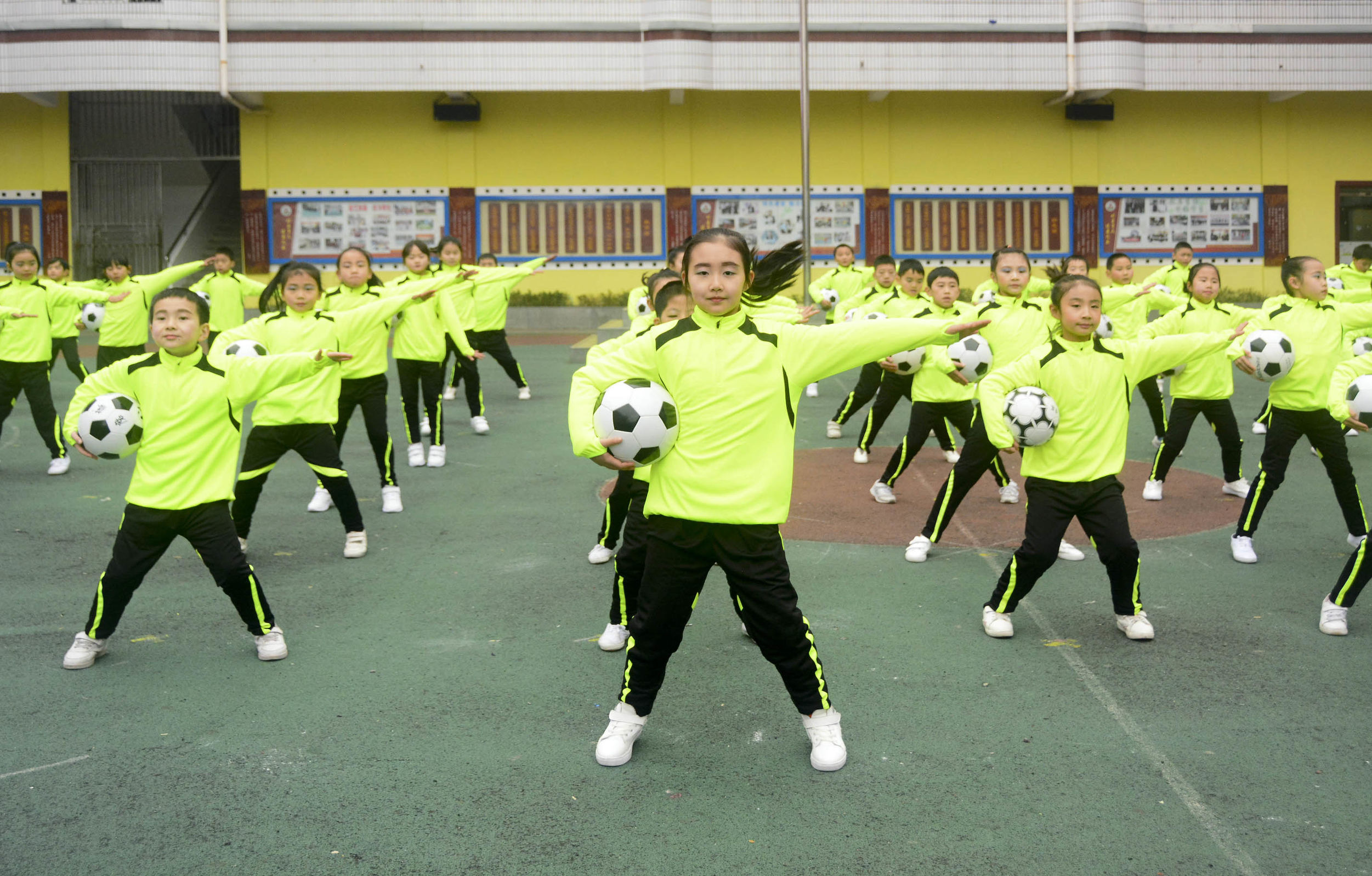 三小校运会啦啦操,巴中市巴州区三小足球操