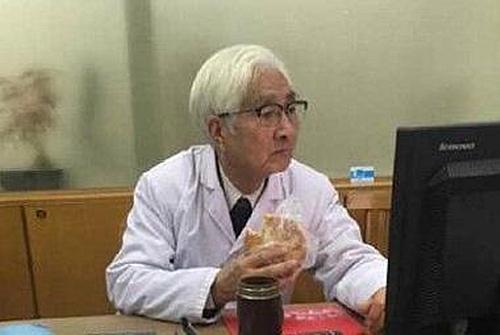 一岁半的宝宝摔下床摔到头了,一岁宝宝掉下床额头摔了个大包