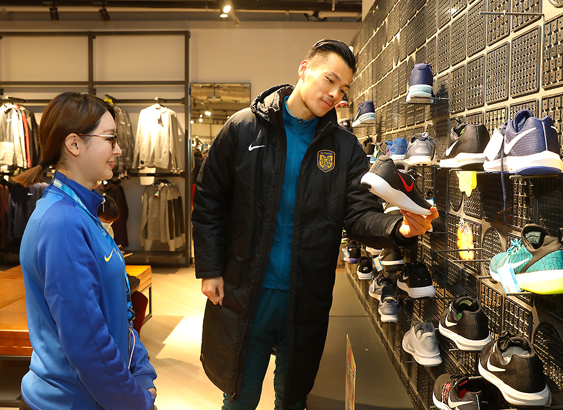 给球迷颁个奖，都搞这么隆重！这家中超足球俱乐部真是爱球迷！