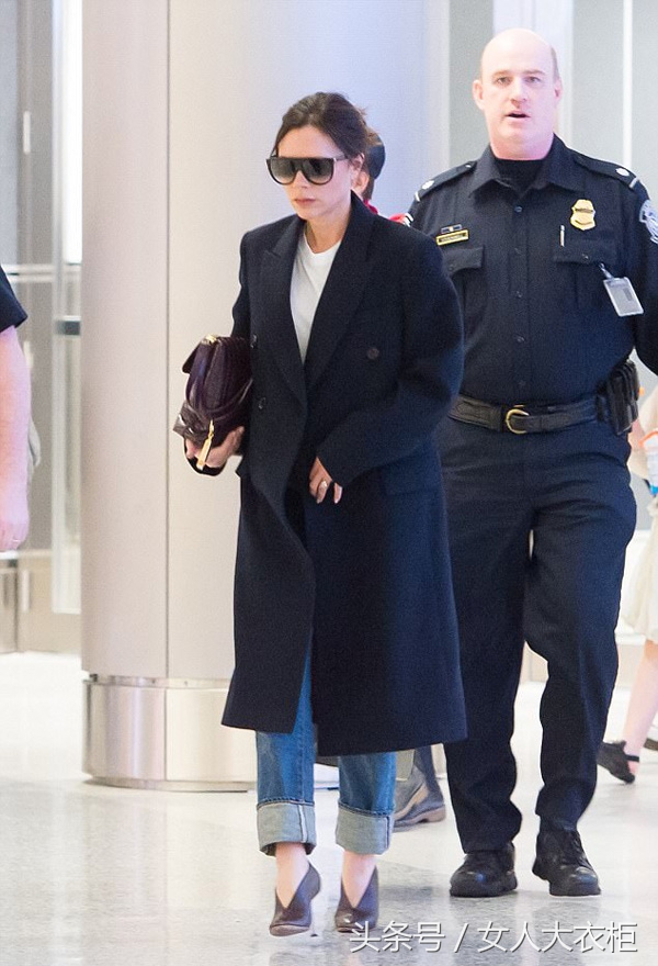 贝克汉姆和维多利亚出街,机场保安护送明星