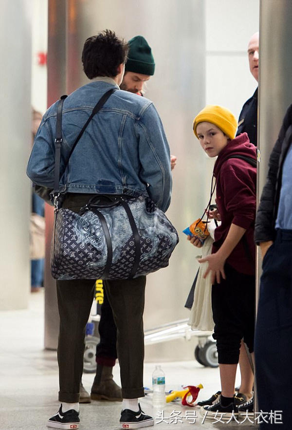 机场保安护送维多利亚·贝克汉姆一家人,贝小七Gucci皮鞋引潮流