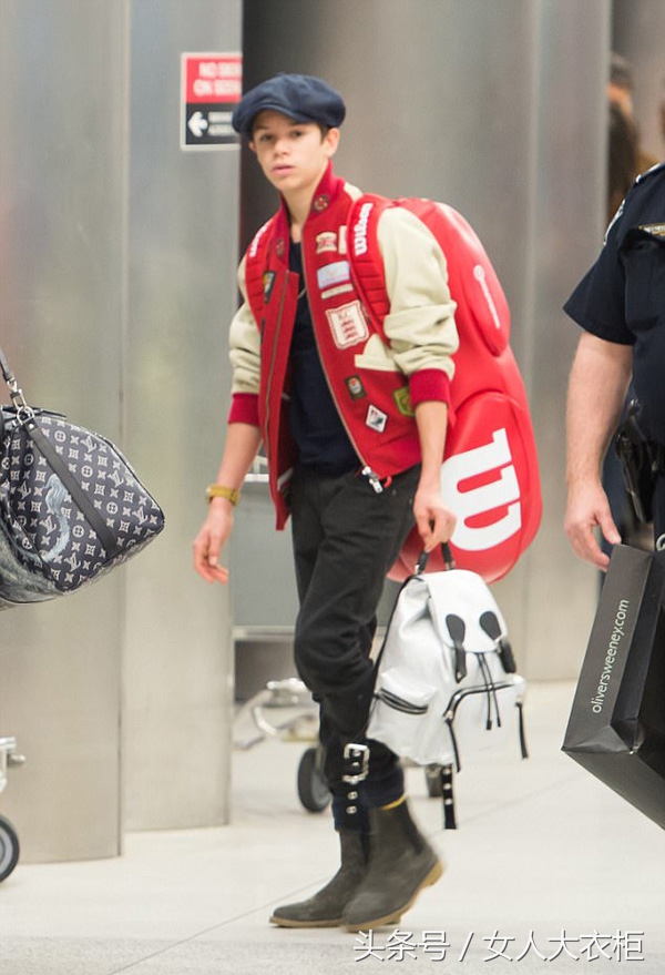 机场保安护送维多利亚·贝克汉姆一家人,贝小七Gucci皮鞋引潮流