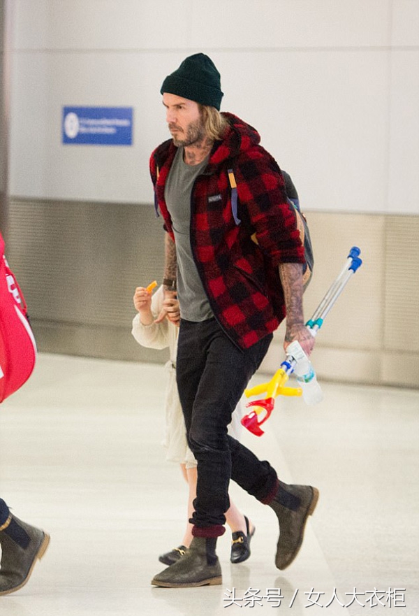 机场保安护送维多利亚·贝克汉姆一家人,贝小七Gucci皮鞋引潮流