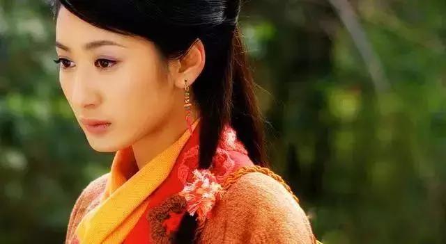 杨幂给她下跪，*点露**陷“三级”风波、雅妓，艳压佟丽娅为何不火？