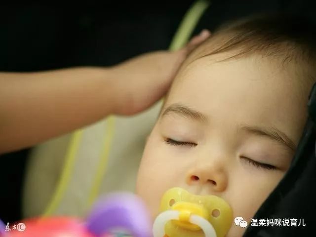 小孩一坐车就犯困什么原因,宝宝一坐车就睡觉是怎么回事