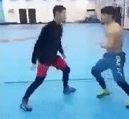 被比你高壮的人掐住脖子时你该怎么应对