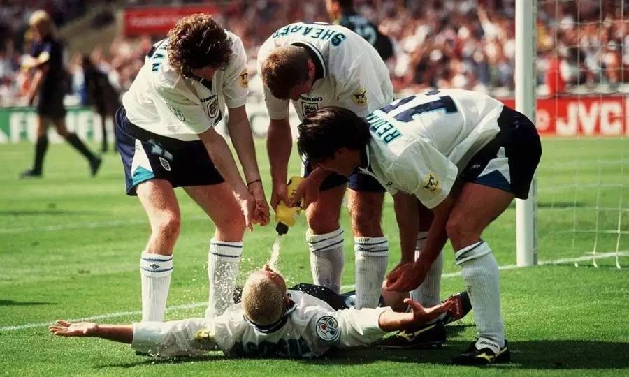 世界足坛最具争议人物之一，英格兰叛逆青年，他有*力暴**倾向