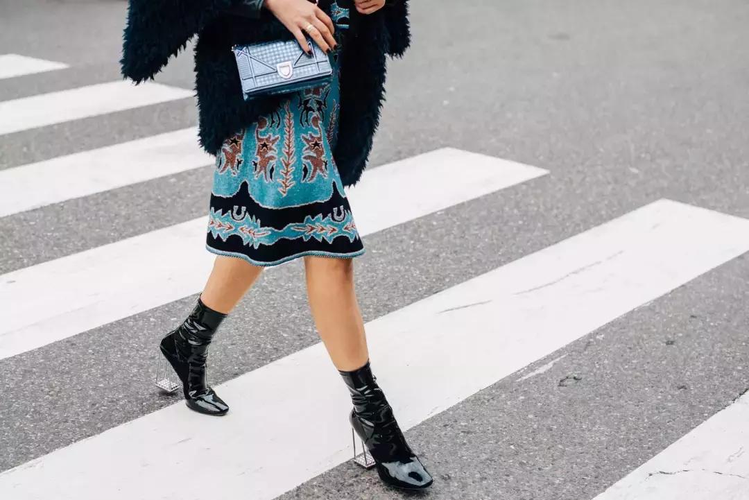 适合冬天小女生穿的黑色马丁靴,适合年轻小姐姐穿的衣服