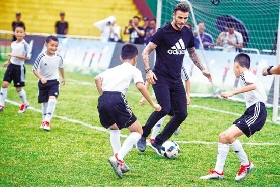 爱踢球的人需要几双足球鞋 (喜欢踢球的人需要一双好的球鞋)