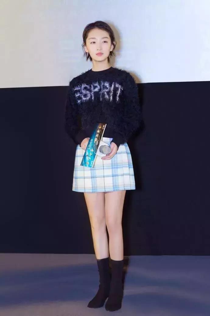 适合冬天小女生穿的黑色马丁靴,适合年轻小姐姐穿的衣服