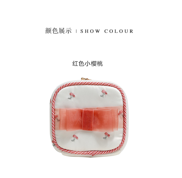 一款日系可爱草莓刺绣小巧首饰盒