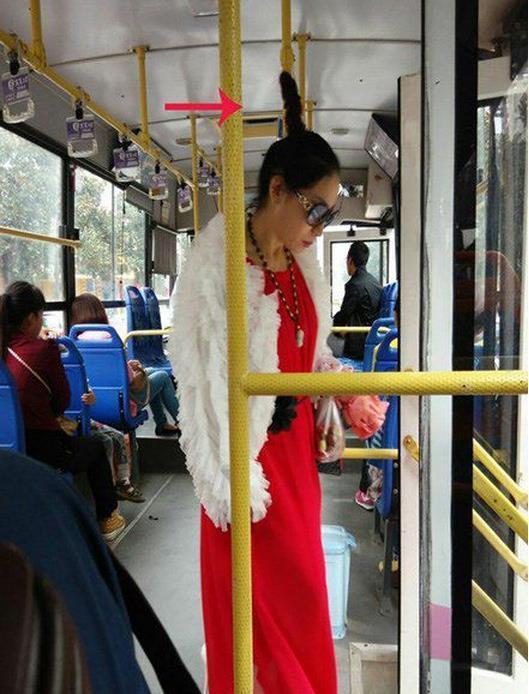 就这么直接插进去，不疼才怪呢，咋就那么猴急呢