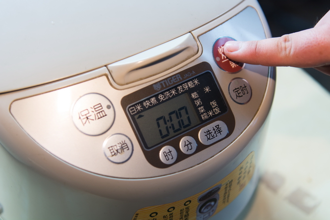 爱活角斗场|日系电饭煲做饭更好吃？我们用三款电饭煲做了盲测