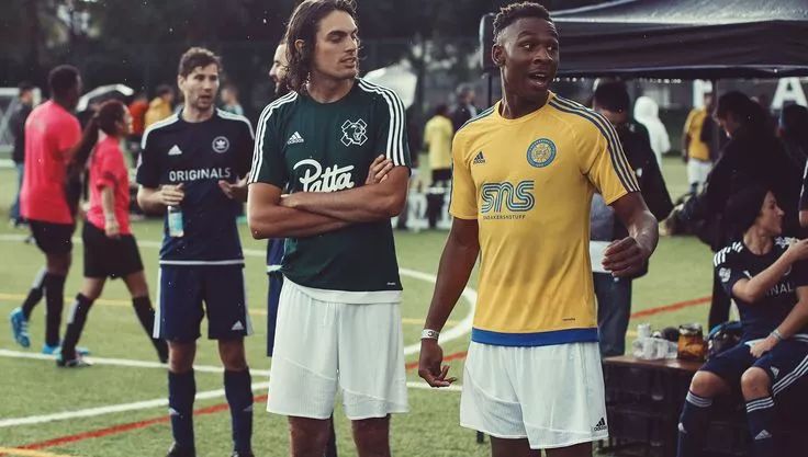 足球衫搭配什么好看,足球衫穿搭