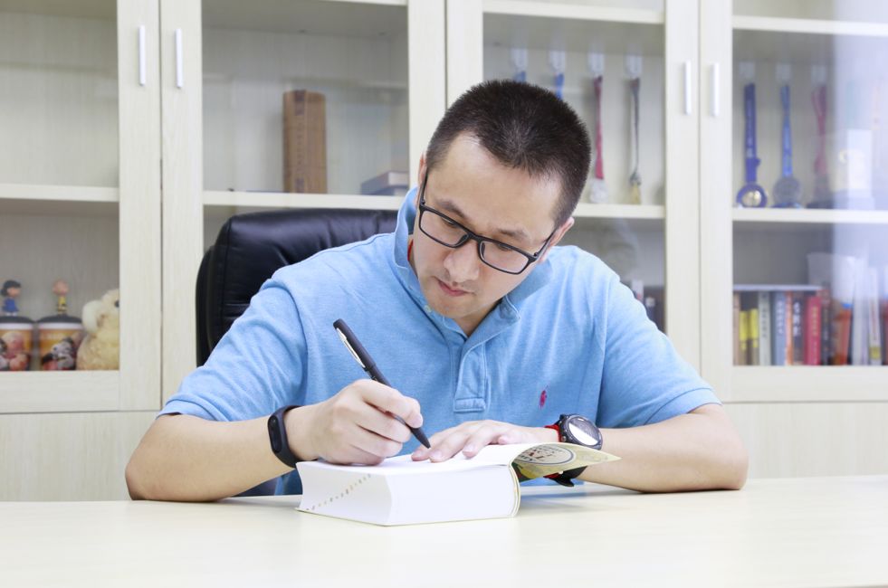 这个崇明人,从小就是学霸,后来创立了一家著名的教育培训机构