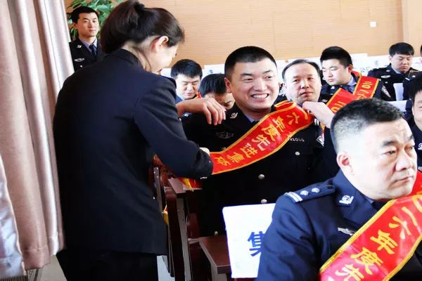 给警察发自拍,发警察服自拍照文案