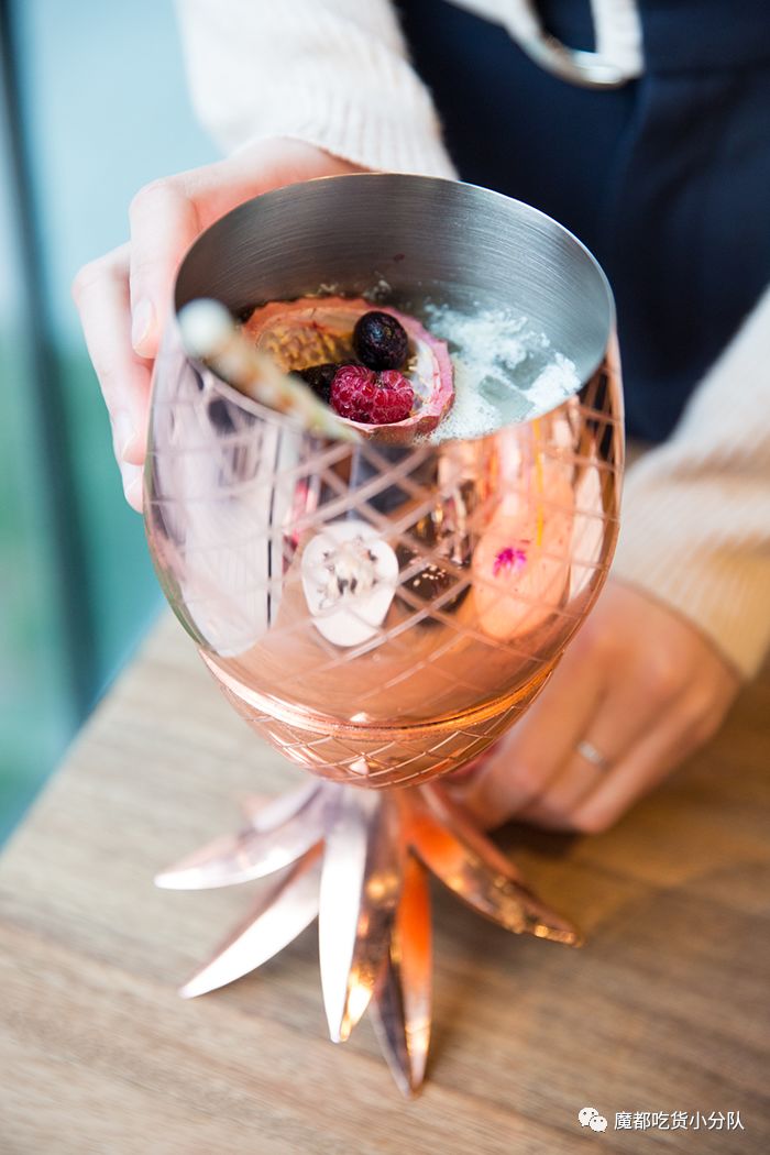 端不动的鱼缸鸡尾酒，边嚼边喝