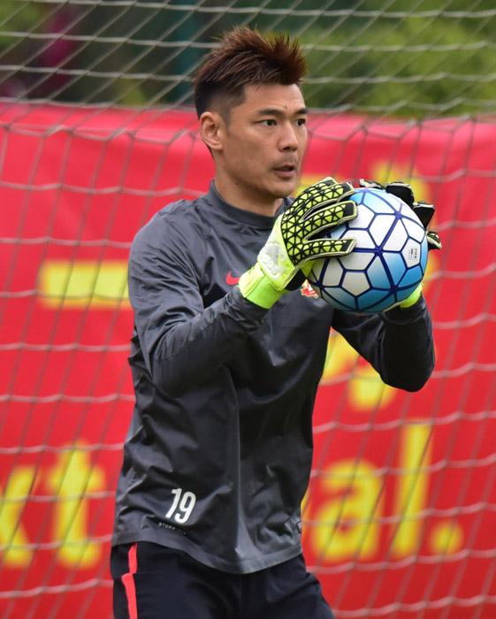 足球!他是恒大福将,稳居国家队!部分球迷指责他,他成背锅侠