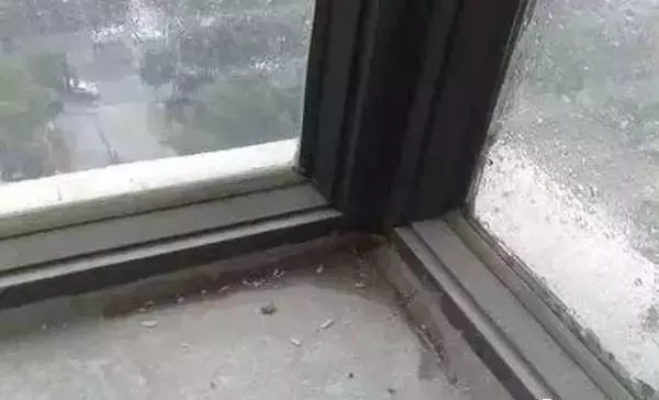 铝合金门窗漏雨怎么解决,铝合金门窗漏水怎么修补