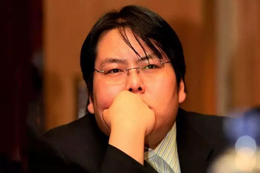 挣钱比王思聪还溜！父亲被枪杀后掌权的“败家子”，自己做成首富