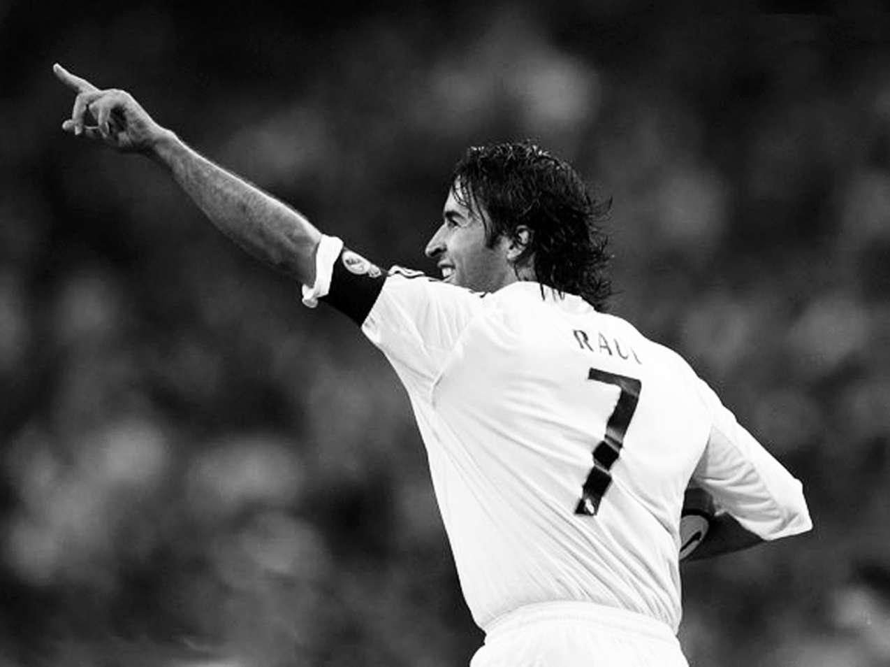 劳尔7号球衣交给罗纳尔多,劳尔把7号球衣给了罗纳尔多