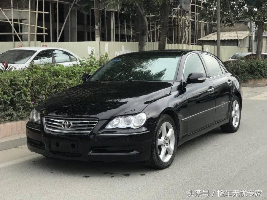 8万买辆10年的丰田锐志，捡漏还是入坑？打开车门朋友愣了