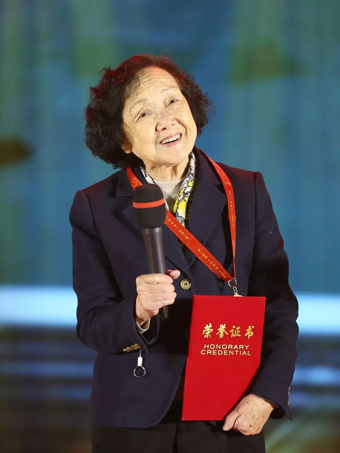 这两位90后的同框,告诉你什么是青春万岁丨2017“感动师大”新闻人物温情揭晓