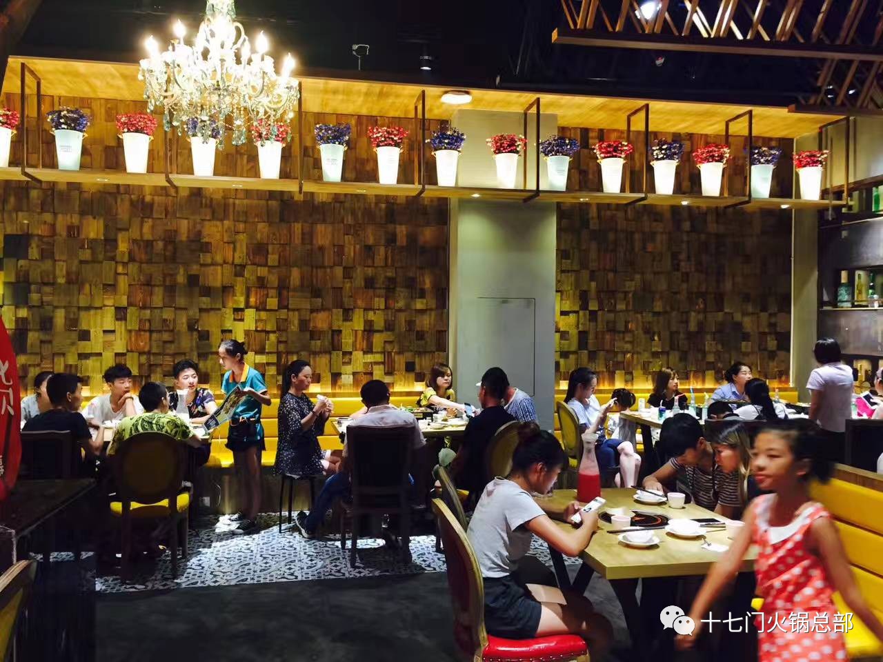 重庆特色火锅加盟店如何吸引顾客？