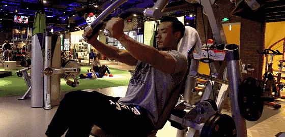 胸肌训练如何收紧胸肌,胸肌大训练方法健身房