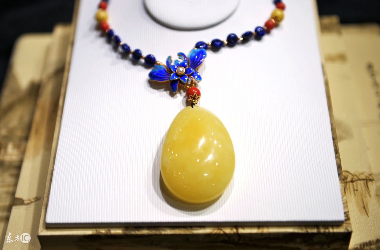 蜜蜡鸡油黄的好还是骨瓷白的好,琥珀蜜蜡鸡油黄好还是带红皮的好