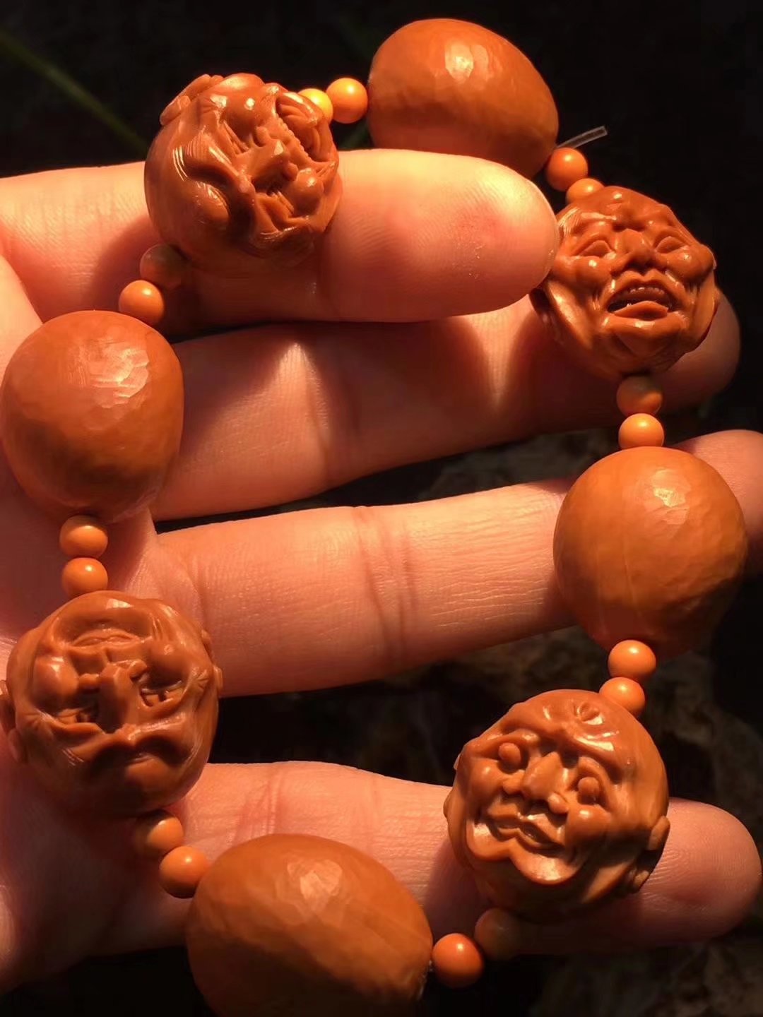 橄榄核雕分铁核和黄核,橄榄核铁核是实心的吗