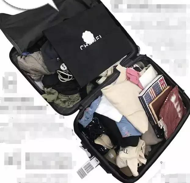 美女血拼五个Coach包带回国,然而,打开行李的一瞬间,啥都没了