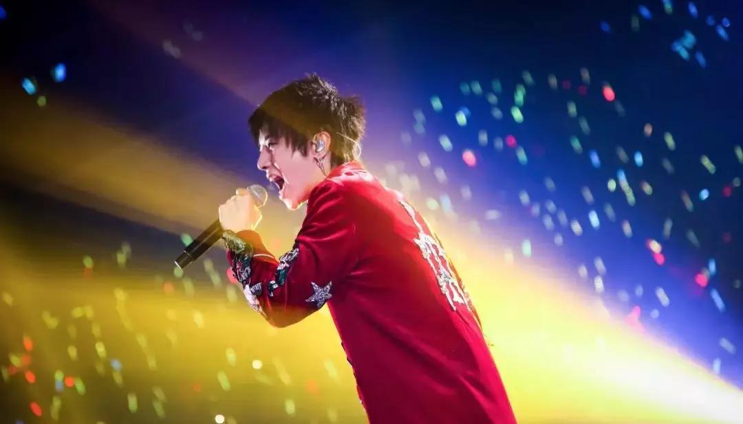 华晨宇的手有多好看,华晨宇的手放在哪里