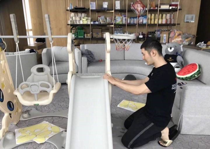 黄晓明晒给儿子做玩具,黄晓明和儿子做滑滑梯