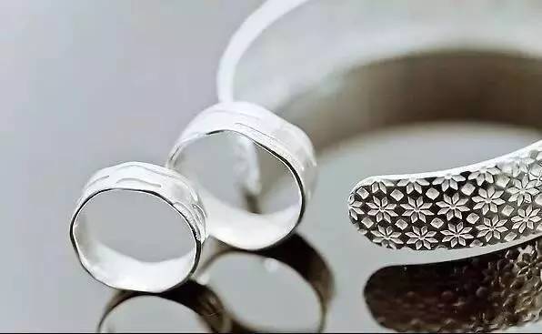 银手镯以前戴很亮最近手镯变黑了,戴银手镯手镯变黑是怎么回事