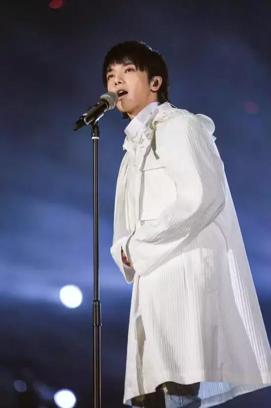 华晨宇的手有多好看,华晨宇的手放在哪里