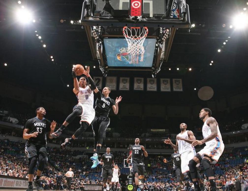 “扭麻花式”上篮谁最夸张？欧文云淡风轻，威少像踩风火轮！