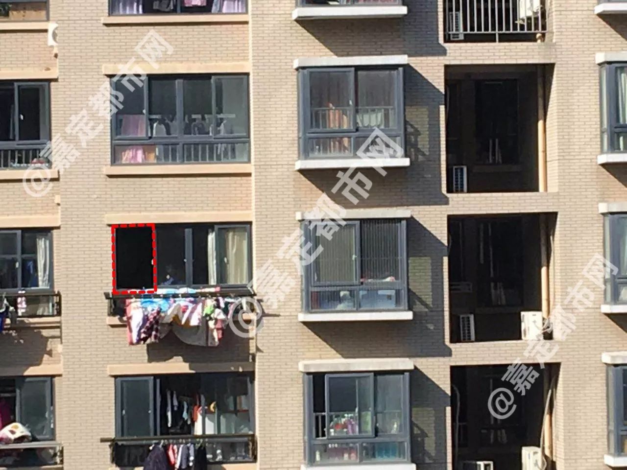 玻璃窗掉落砸伤人算谁的责任,晒衣服坠落