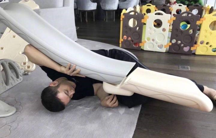 黄晓明晒给儿子做玩具,黄晓明和儿子做滑滑梯