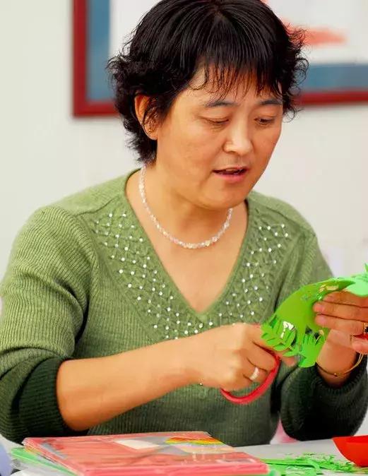 民族团结一家亲的手工剪纸的步骤,四年级剪纸简单又漂亮所有步骤