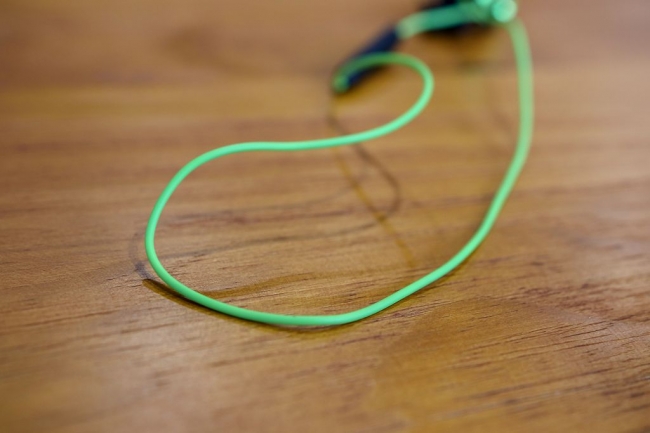 1moreiBfreePlus试玩:经典升级,让iPhone支持高清蓝牙音质