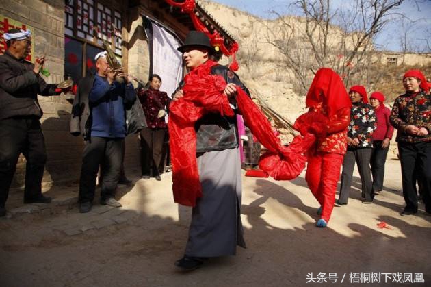 洞房新郎揭开新娘盖头流程,闹新婚洞房习俗