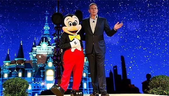 在争议中上位，却能买下“仇人”乔布斯口的公司